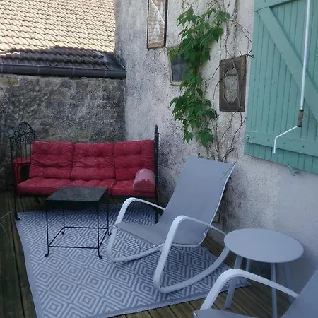 La Pie Qui Chante Bed & Breakfast *